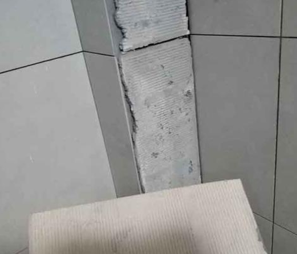 望城瓷砖空鼓维修公司分享下厨房瓷砖脱落的补救措施。